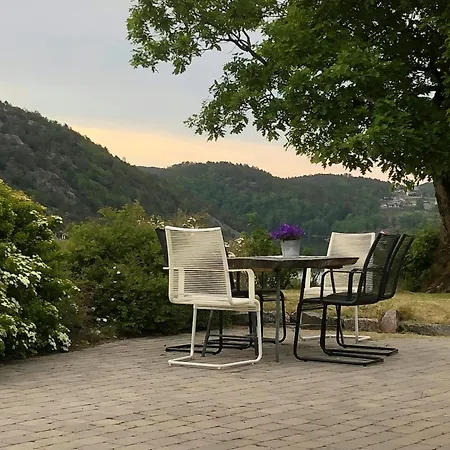 With Views Over The Sannesfjord בית נופש
